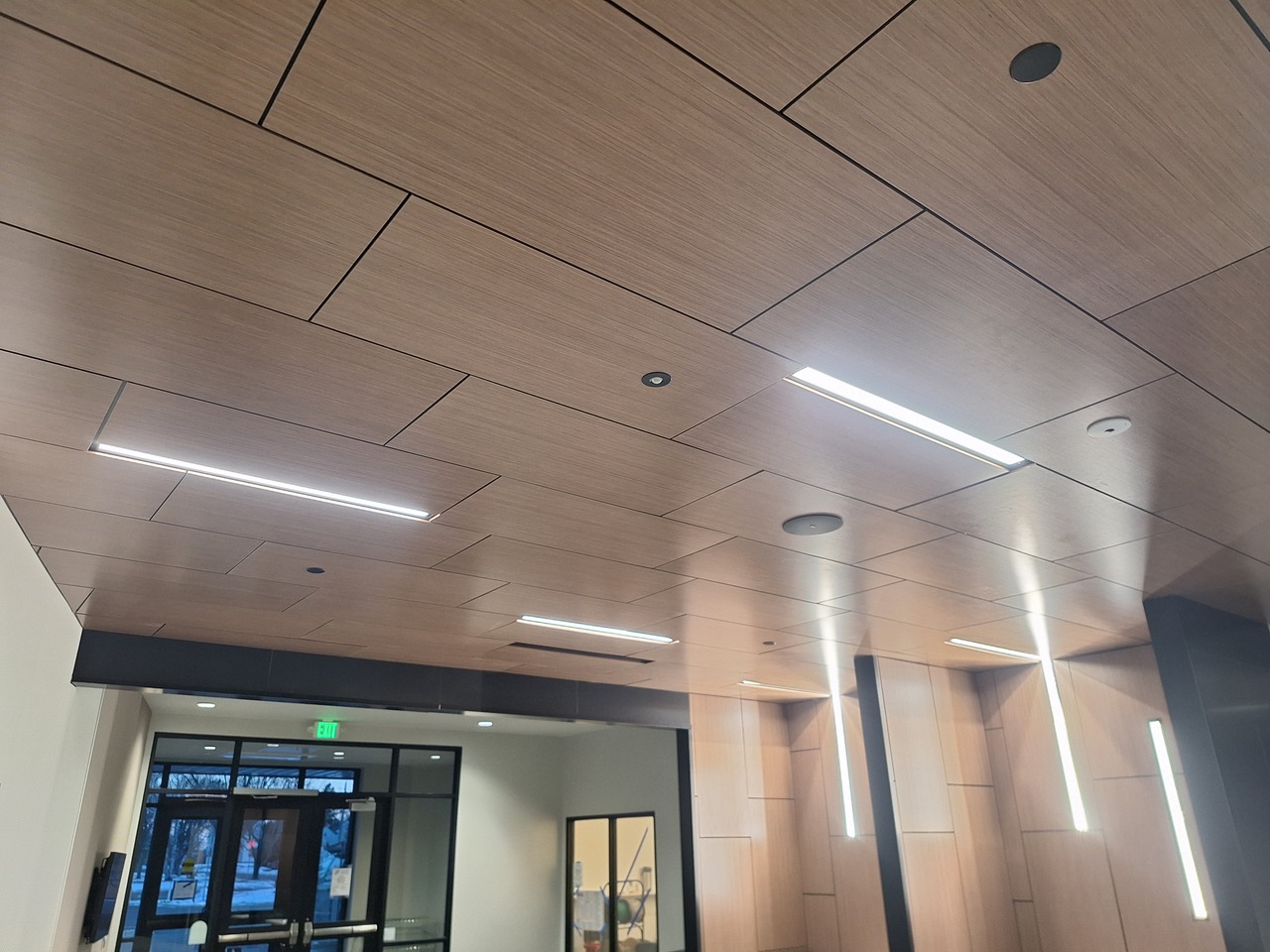 Metal linear ceiling in a commercial building